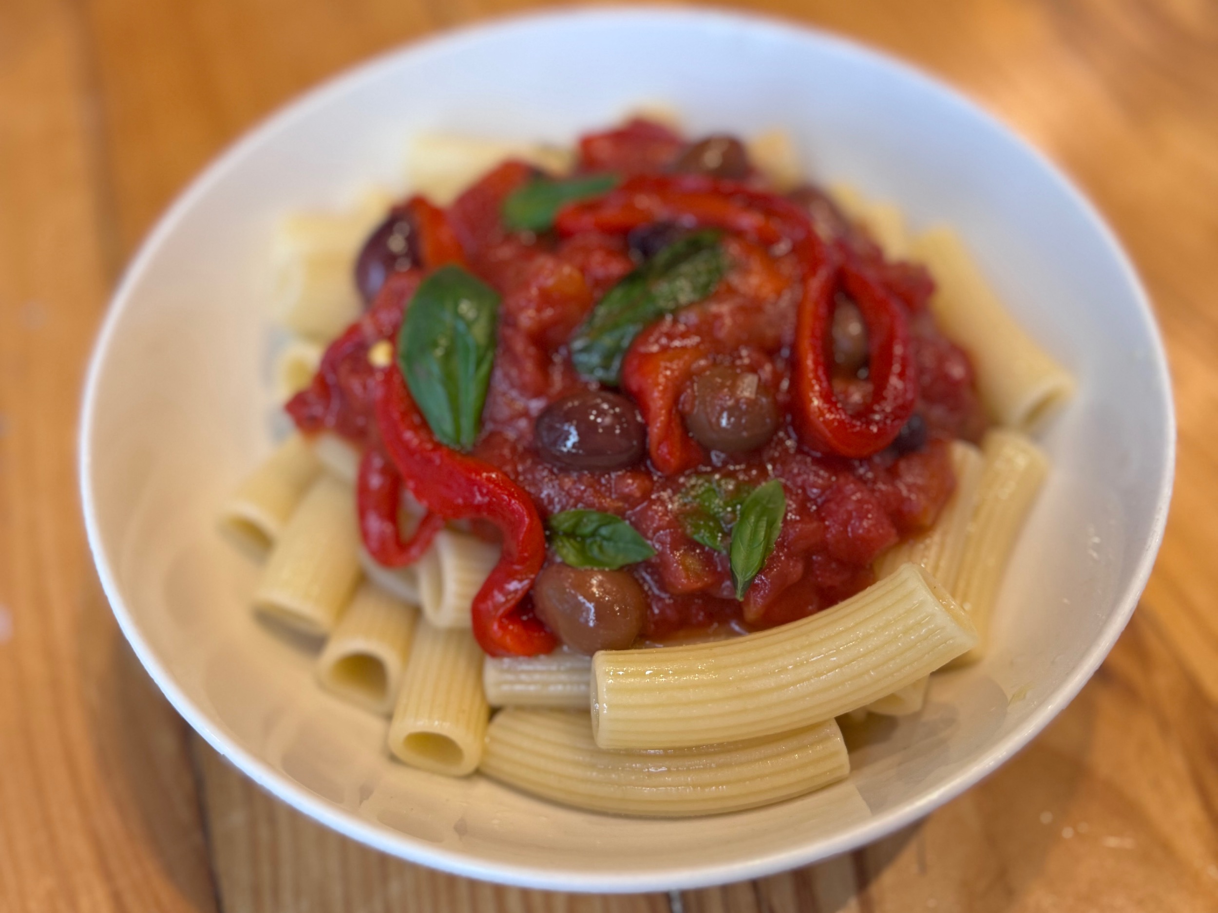 Tomato sugo, roasted capsicum, basil and olive pasta sauce FROZEN